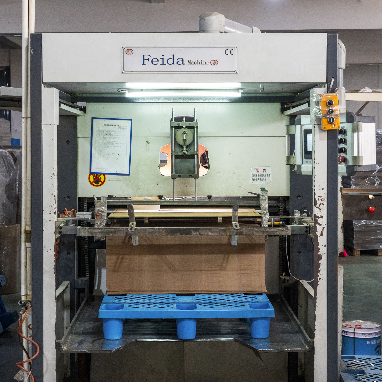 Die cutting equipment for paper packaging