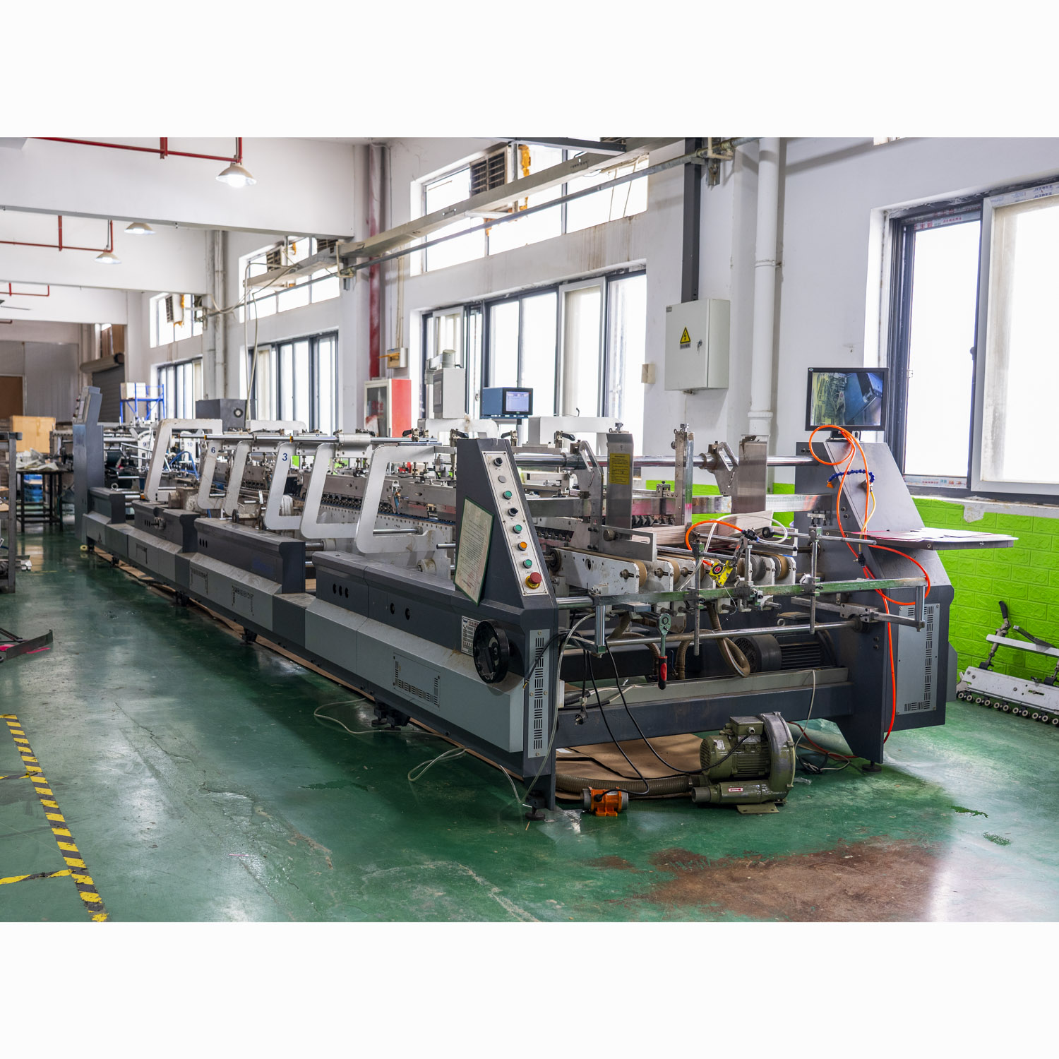 Folding and gluing line for paper food packaging